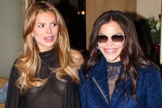 Wow! Blesky fotoaparátů prosvítily blůzku Brooks Nader